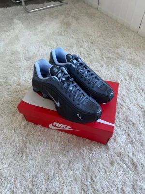 Nike Skor - Helt nya Nike Shox T4 skor i blå med en klassisk Shox-dämpning. Skorna är storlek 42.5 men finns även storlek 42. Pris kan diskuteras