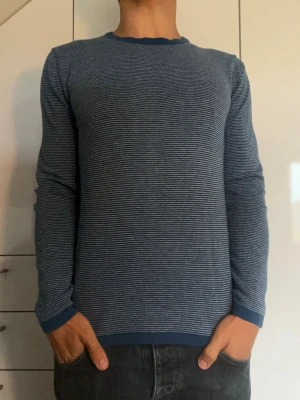 Blå och vit randig tröja - Randig tröja från Esprit i 100% bomull. Strl S. Inga defekter. Modellen är 178 cm och väger 77 kg. Hör gärna av dig vid frågor!