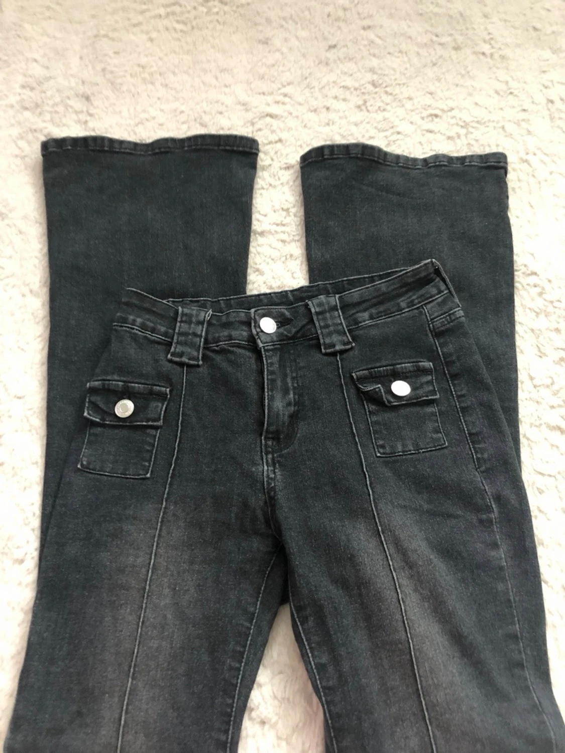 Svarta utsvängda jeans med fickor