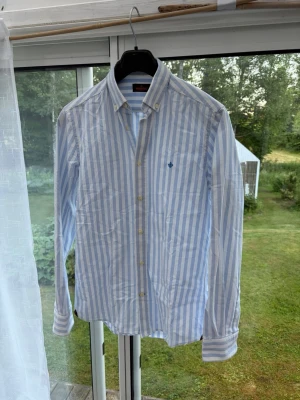 Morris linneskjorta  - Snygg Morris skjorta i mycket fint skick inte använd speciellt mycket! Storlek xs funkar bra på S också. Pris 450kr 