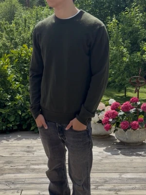 Mörkgrön stickad ulltröja - Riktigt snygg och skön stickad mörkgrön ulltröja från Paul & Friends. Köpt på NK i Stockholm för 2200kr. Fint skick! 100% ull. Skriv vid frågor!