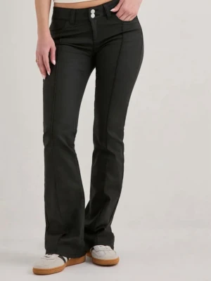 Coated low waist jeans - Helt nya med prislapp kvar från Nelly! De var för små på mig som brukar ha 36 egentligen 