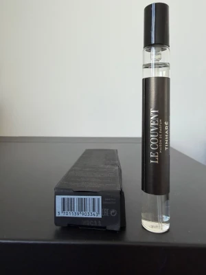 Le Couvent Tinharé Eau de Parfum - Le Couvent Tinharé Eau de Parfum 10 ml i smal glasflaska med svart etikett och svart lock. Sprayade 2-3 gånger för testning