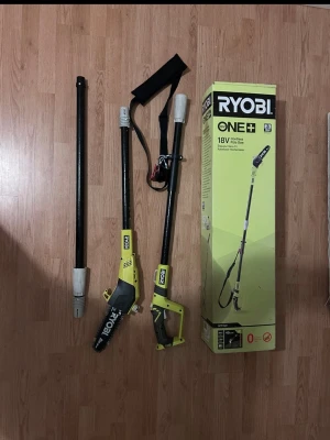 Ryobi grensåg 18V ONE+ med förlängning - Ryobi ONE+ 18V grensåg med teleskopskaft och förlängningsdel. Sågen har svart och gul design, ergonomiskt handtag och medföljande axelrem. Perfekt för att såga grenar på högre höjd. Levereras i originalkartong.