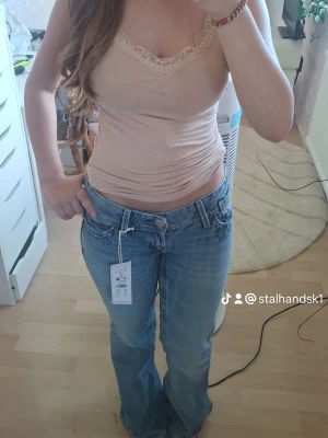 Lågmidjade jeans - Jättesnygga 14+ Low Loose Bootcut Jeans Low Waist från Gina Tricot som är helt nya. Storlek S. Oanvända ( bara provade 1-2 gånger )med lappar kvar. Låg midja och avslappnad bootcut-passform. Säljs eftersom de inte kommer till användning. Jag är 168 cm och de sitter perfekt i längden. Perfekta för en trendig och bekväm look. .