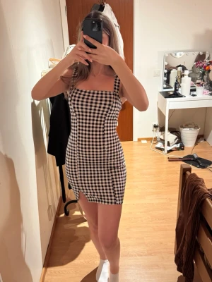Rutig svartvit kort klänning - Rutig svart och vit figurnära bodycon miniklänning. I super bra skick!💕