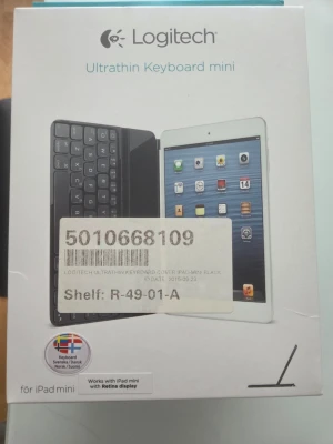 Logitech Ultrathin Keyboard mini - Snyggt och smidigt svart tangentbordsskydd från Logitech för iPad mini. Tangentbordet ansluts via Bluetooth och fungerar även som skyddande lock. Passar iPad mini med Retina-skärm. Perfekt för dig som vill skriva snabbare på din iPad. Har 5 styckna nya. 1st = 400kr