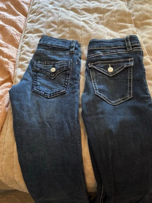1 pack med 2 bootcut jeans strl 152 - Jag säljer 1 pack med 2 bootcut, lågmidjade jeans och båda är i storlek 152 från Gina Tricot. De är i bra skick har används och tvättas men det är hela och fina.