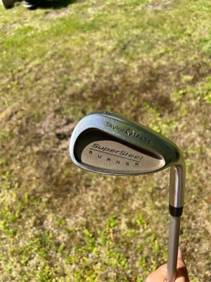 TaylorMade SuperSteel Burner golfklubbor - Säljer ett set golfklubbor från TaylorMade, modell SuperSteel Burner. Setet innehåller grafitklubbor  med nummer 5, 6, 7, 8 och P och S. Bra sick är det på klubborna. Klubbor är för höger spelare. Du betalar före innan jag sickar dom!