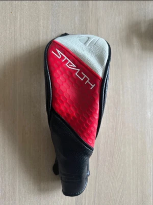 TaylorMade Stealth headcover hybrid - Snygg headcover till hybridklubba från TaylorMade Stealth-serien
