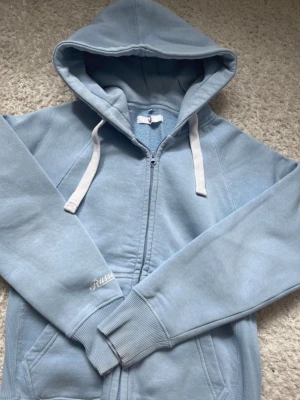 Ljusblå russehoodie - Jättefina skick förutom en liten foundation fläck på ärmen🥰normal i storleken