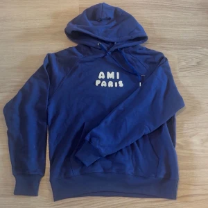 Blå hoodie från AMI Paris - Fett och bra till sommar kvällarna