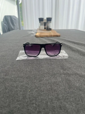Ray ban - Liknande glasögon med en tidlös design med stilrena linjer och hög komfort. Ett perfekt val för dig som uppskattar klass, kvalitet och en sofistikerad look. Passar lika bra till vardag som vid speciella tillfällen.