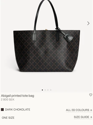 Malene Birger väska  - Väska från Malene Birger i färgen Dark chocolate. Använd i ett halvår ungefär men inga defekter. Köpt för 2800 kr. Skriv för fler bilder!
