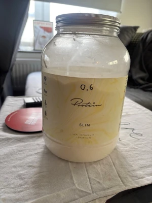 Protein.se slim måltidsersättning proteinpulver - Protein.se slim måltidsersättning/proteinshake, 1,2kg från början 1,1 kg kvar. Smak av lemon curd 🍋 utgångsdatum 12-27. 😊