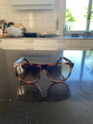 Rayban boyfriends med sköldpaddsmönster - Säljer ett par nya rayban boyfriends med klassisk fyrkantig form och sköldpaddsmönstrad båge i bruna och beige toner. Snygg accessoar som lyfter vilken outfit som helst. Perfekta för soliga dagar!