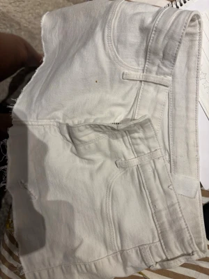 Vit lågmidjad jeanskjol  - Pris går att diskutera❤️ midjemått 68cm Vit jeanskjol. Klassisk femficksmodell med fickor både fram och bak. Perfekta till sommaren och lätta att matcha med olika stilar.
