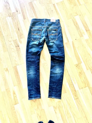 Blå slitna jeans från Nudie Jeans - Hej 👋🏼   Jag säljer ett par otroligt snygga Nudie jeans med feta slitningar och fades!🇮🇹🍷  Jeansen är proffesionellt lagade av Nudie Jeans butiken i Göteborg👖  Kom med bud så löser vi en bra deal!  Storlek: W30 L32👖 Modell: Thin Finn🍷 Pris: 899kr💰 Frakt: 1-3 dagar📦🚚