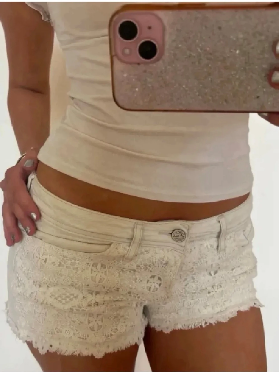 Lågmidjade vita spetsshorts 