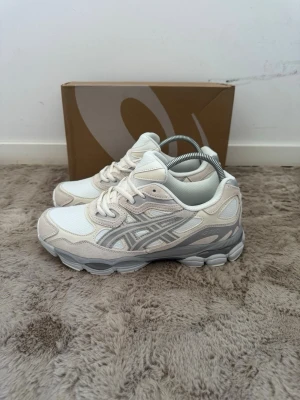 Milk White Asics gel nyc - Säljer mina Asics då dem är för små och kommer ej komma till användning. Skorna är i helt nytt skick inga tecken på användning eller skador. Perfekt för dig som vill ha ett par skor till vardagen. Stilrena sköna och passar med allt. Tveka inte på buda jag accepterar det mesta.