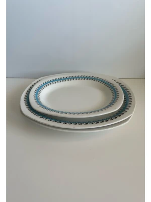 Gefle Porslinsfabrik- 3 RING-fat med mönster i blått & svart - Tre stycken fat från anrika svenska porslinstillverkaren Gefle Porslinsfabrik i populära Ring - modellen. Faten är vita med en blå och svart mönstrad kant. Två större fat som är 29 cm långa och 26 cm breda, samt ett mindre fat som är 24 cm långt och 20 cm brett. Ett stycke svensk designhistoria i keramikform. 