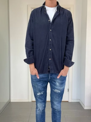 Morris Skjorta  - Säljer nu denna Morris Skjorta som är i mycket fint skick bortsett från en mindre defekt, skriv för fler bilder/frågor🙌🏼