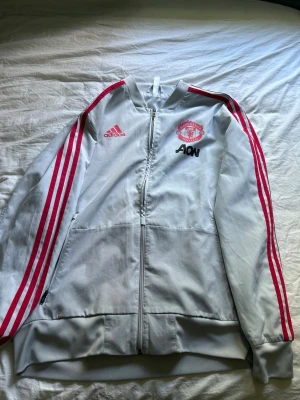 Manchester united träningsjacka - Det är en klockren tränings jacka som är väldigt snygg. Den är perfekt till dig som tränar mycket fotboll
