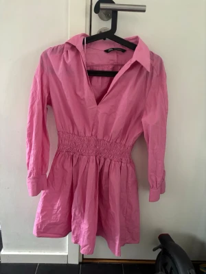 Klänning - En jättefin skjortklänning typ från Zara i en jättefin rosa färg