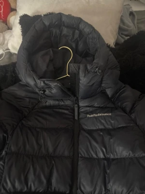 Peak performance jacka - Är öppen för att diskutera pris! En peak performance jacka i modellen ”tomic insulated hood” utmärkt skick. Säljer på grund av att jag har köpt en ny jacka. Kontakta om det finns frågor. Nypris 3200