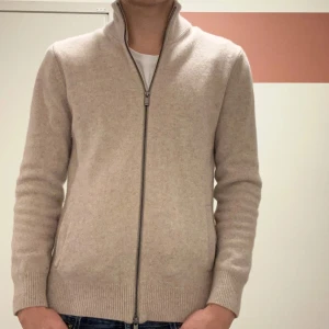 Massimo dutti cashmere zip - Massimo dutti cashmere zip. Skicket är mycket fint. Storleken på plagget är M och modellen på bilden är 180 cm 73kg