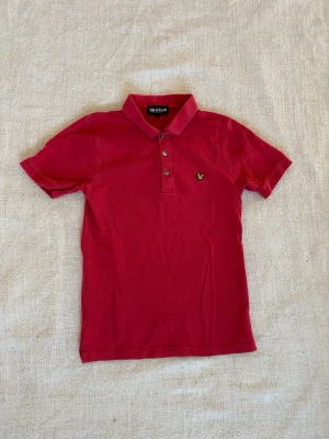 Lyle & scott piké  - Perfekta lösningen på sommarens klädes problem. En piké i fint begagnat skick utan några konstigheter och som har mycket kvar att ge. Dessutom med ett pris på en femtedel av nypriset. Tveka inte på att slå till! (Postar inom 24h)