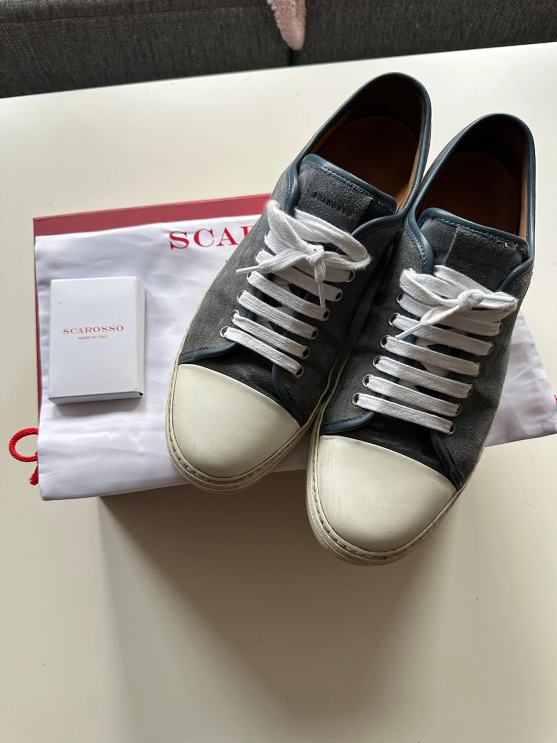 Scarosso gråa sneakers i mocka