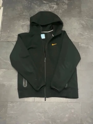 Nike nocta zip up - En riktigt fin och fräsch nike nocta i storlek L men passar M även. Inga defekter på tröjan. Den svarta färgen på dragkedjan kan ha försvunnit lite men de inget man märker tills man kollar noggrant. Mitt pris är 499 och det är fasta priset eftersom den är helt ny, inte har några defekter och den är ej solbränd 