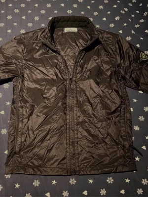 Svart vindjacka från Stone Island - Säljer en exklusiv stone Island jacka. Använder den inte längre så de är därför jag säljer denna. Jackan är i väldigt bra skick och kommer sälja den till ett bra andrahands pris. Priset är ej hugget i sten🔥