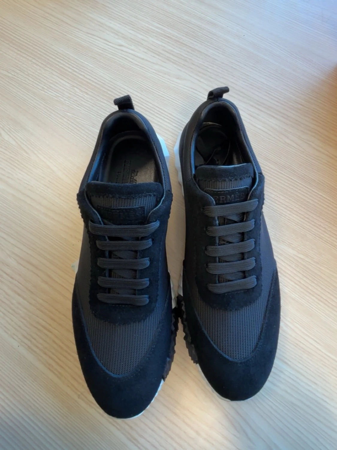Svarta sneakers med vit sula - 4