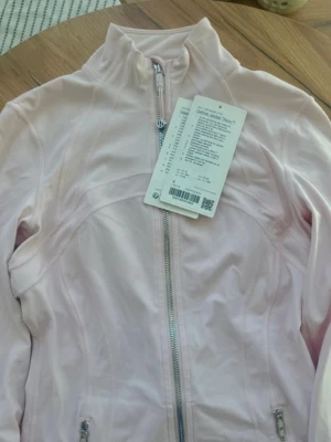 Lululemon define jacket  - Helt ny lululemon define jacket! Endast prövad. Storlek 4. Färgen är slutsåld. Pris går att diskutera!