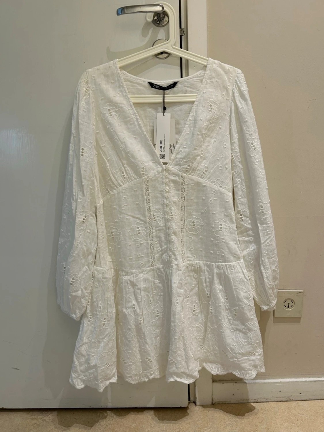  Ny Vit broderad klänning från Zara