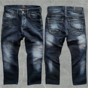 Crocker vintage jeans - Riktigt snygga Jeans med Feta fades! Jeansen har en slim/straight passform. Storlek 30/34 men är uppsydda!! (Se mått) Mått: midja 38cm, Längd 95cm, fotvidd 18cm. Modellen är 183cm. Skriv vid funderingar!
