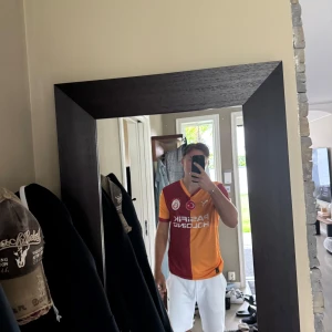 Galatasaray fotbollströja Puma röd/gul - Galatasaray fotbollströja från Puma med klassisk röd och gul halvdelad design, korta ärmar och V-ringning. En go tröja med nya värvningen leroy sane på! Tröjan är  Helt oanvänd 