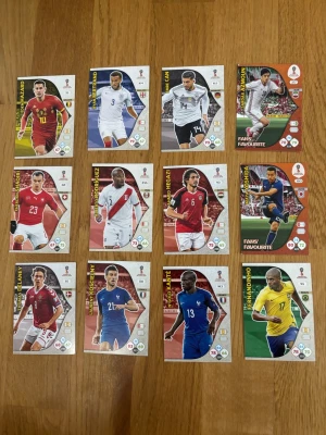 Panini VM 2018 fotbollssamlarkort - Samling med officiella Panini Adrenalyn XL fotbollssamlarkort från FIFA World Cup Russia 2018. Flera olika spelare och nationer, färgglada kort med statistik och bilder på spelare i matchställ. Perfekt för samlare eller fotbollsintresserade. Skicka för mer information.