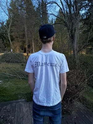 Vit t-shirt med tryck från Masteme - Säljer denna masteme tröjan