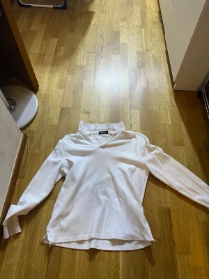 Vit hoodie från Polo Ralph Lauren - Snygg vit hoodie från Polo Ralph Lauren med klassisk krage och broderad logga på bröstet. Långärmad modell i mjukt material, perfekt för sommarn. Knappast använd 