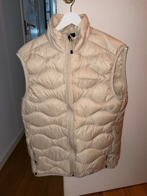 Peak Performance väst M - Säljer denna väst, har använts sparsamt och väl omhändertaget. Storlek M, nypris på denna är 2000kr