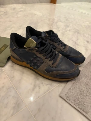 Valentino rockrunners - Säljer nu mina valentino rockrunners då dom har blivit för små! De är storlek 40 men passar 41! En nit fattas. Dustbag finns också😃