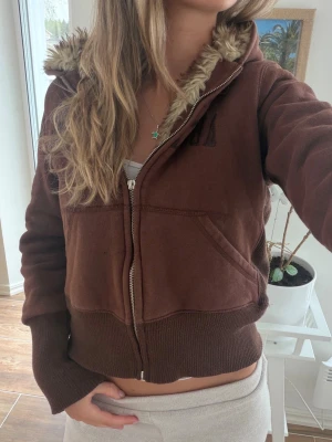 Abercrombie & fitch vintage zip hoodie  - Stoflek M, känns mer som en S. Dragkedjans ”handtag” är borta, men funkar ändå. Skickas inom 24h. Se liknande plagg i min profil! 