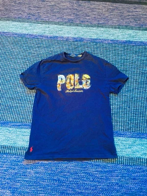 Blå POLO t-shirt från Ralph Lauren - POLO t-shirt, mycket fint skick varsamt använd