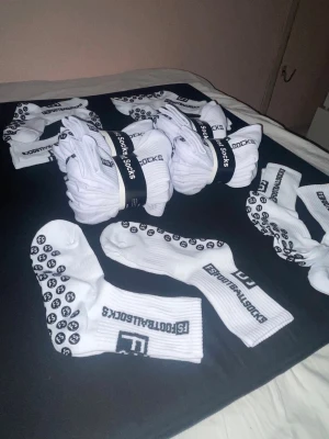 Greppstrumpor  - Helt nya och oanvända greppstrumpor som passar perfekt till fotboll eller annan sport! Storleken är onesize men passar ca 36-42. Man kan antingen få 5 par för 125kr eller 10 par för endast 199kr! Hör av dig vid minsta fråga eller fundering!
