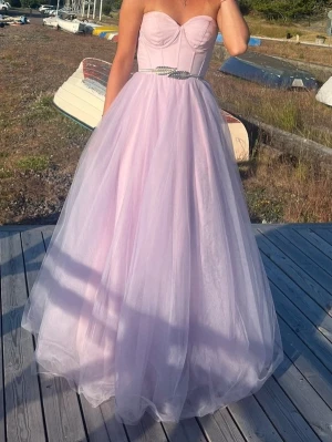 Balklänning  - Säljer min balklänning! Använd en gång❣️ Köpt på Dressing Room Linné och nypris är 3200! Säljer för 1500 och fodral till klänningen samt skärpet ingår! Det går bra att buda🥰🙌🏼