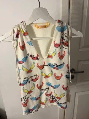 Vintage linne  - Vintage linne som är köpt i london för 800 kr. Det är vintage och väldigt eftertraktat så därav priset 