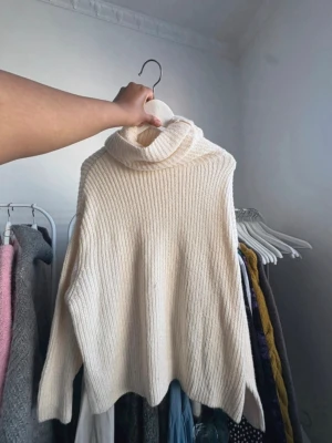 Krämvit stickad tröja med polokrage - Jätte fin stickad tröja med polokrage/turtleneck från Zara i storlek M